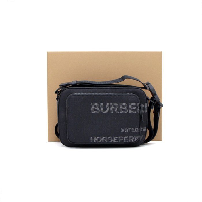 [23년]Burberry(버버리) 8058486 호스페리 프린트 블랙 캔버스 크로스백aa32851