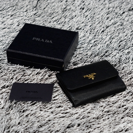 Prada(프라다) 1MH523 금장로고 블랙 사피아노 스냅 여성 반지갑