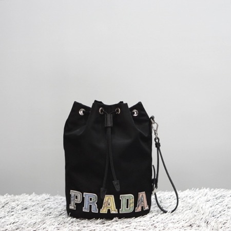 Prada(프라다) 1NE369 사피아노 멀티로고 TESSUTO(테수토) 블랙 버킷 파우치백