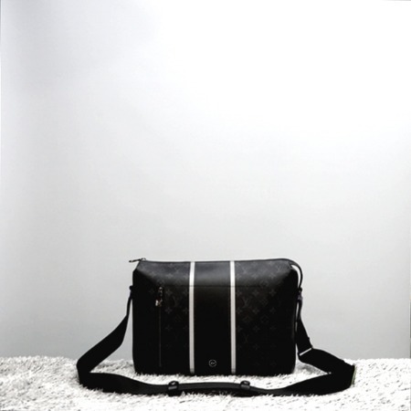 Louis Vuitton(루이비통) M43410 프라그먼트 한정판 모노그램 이클립스 아폴로 메신저 PM 남성 크로스백