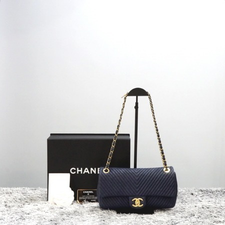 Chanel(샤넬) A92088 쉐브론 퀼팅 플랩 미듐 사이즈 골드체인 숄더백